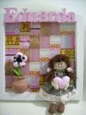 Quadro com boneca de tecido e o nome