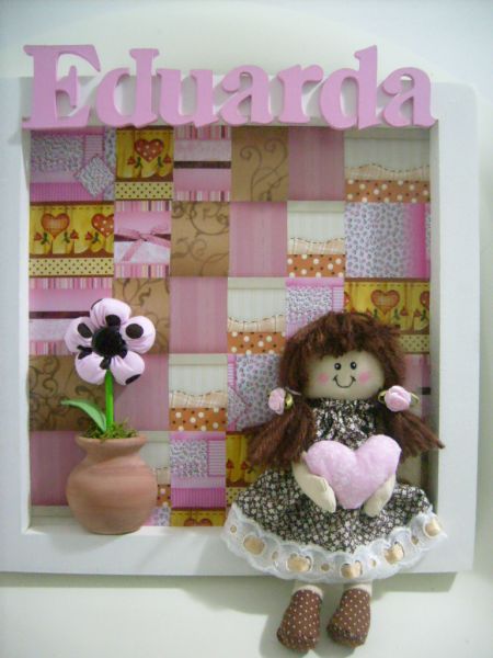 Quadro com boneca de tecido e o nome